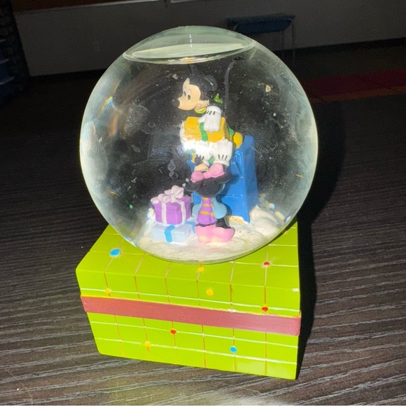 Disney Mickey and Minnie Christmas present musical snow globe - Picture 5 of 5